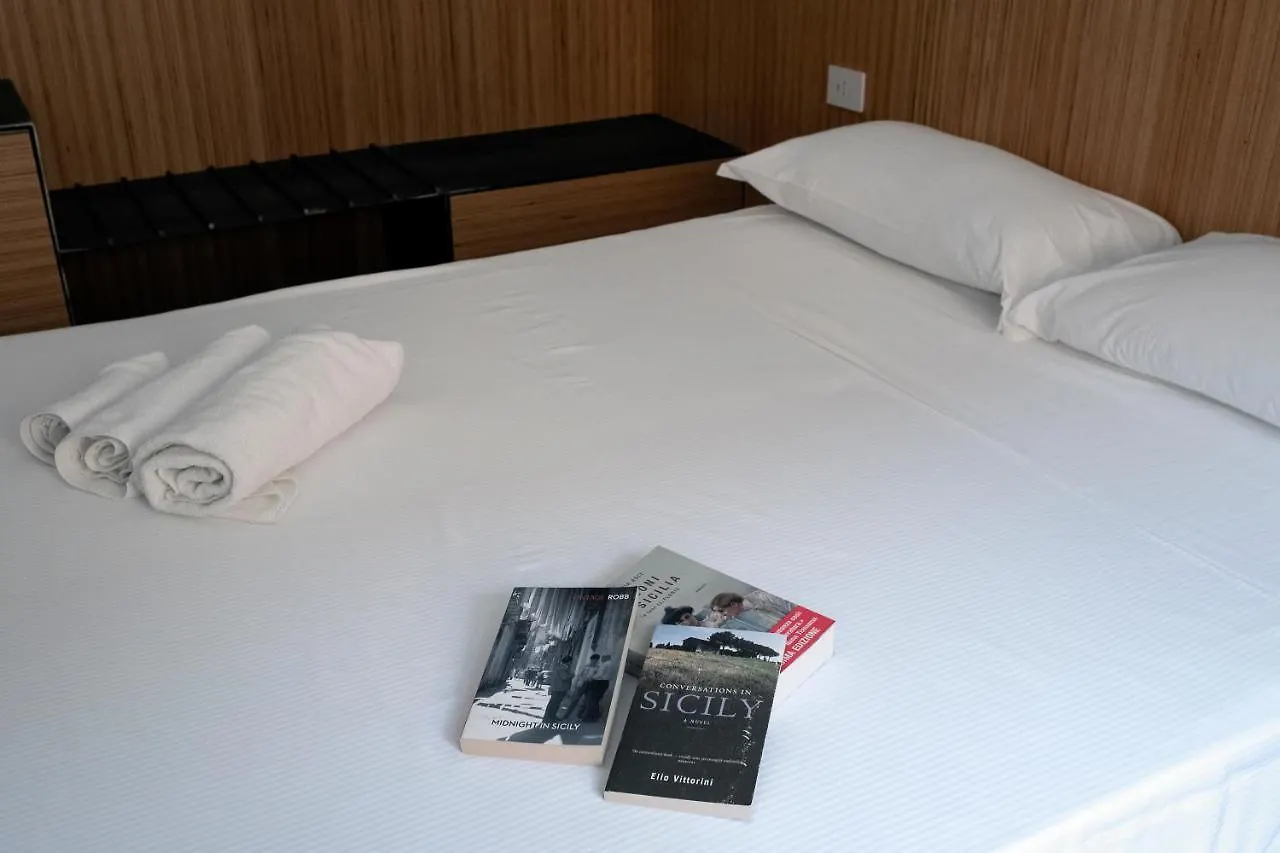 Nocleg ze śniadaniem Bed and Breakfast Sognalibro Bed And Books Ragusa Włochy
